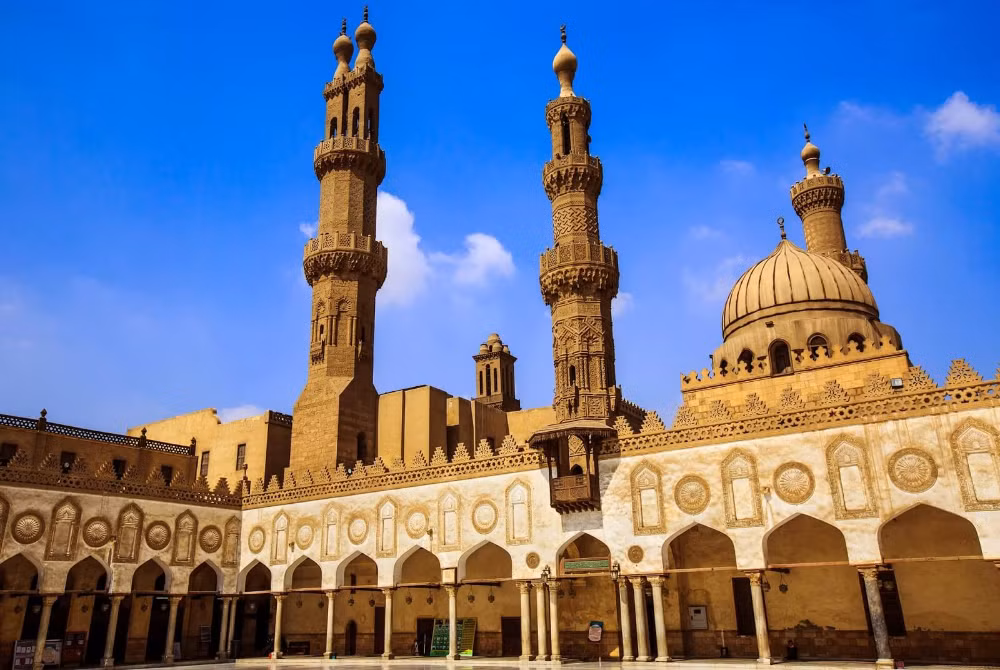  8. Thánh đường Al-azhar. Địa điểm: Cairo, Ai Cập. Đặc điểm: Là một trong những trung tâm giáo dục Hồi giáo lâu đời nhất, nổi bật với kiến trúc đặc trưng và khuôn viên xanh. Ảnh: Pinterest.