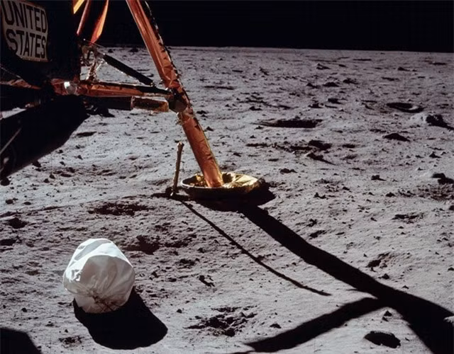 Chiếc túi đựng rác thức ăn và phân người mà Armstrong vứt lên bề mặt mặt trăng. Ảnh: POPULAR MECHANICS Chiếc túi đựng rác thức ăn và phân người mà Armstrong vứt lên bề mặt mặt trăng. Ảnh: POPULAR MECHANICS