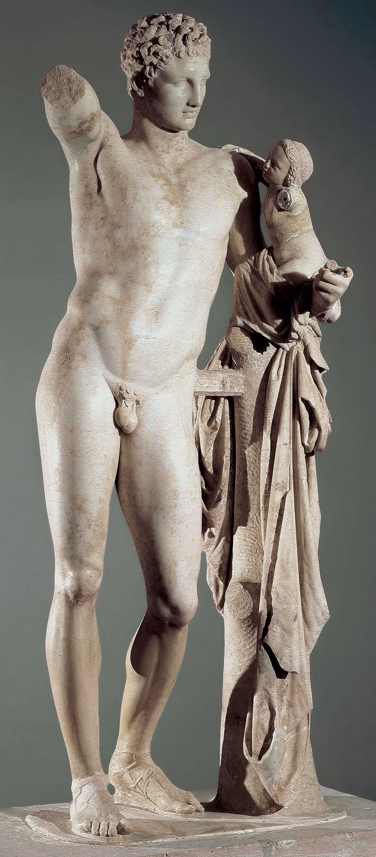  "Hermes and the Infant Dionysus". Bức tượng miêu tả Hermes đang bế thần Dionysus khi còn nhỏ, được đánh giá cao vì sự mềm mại và uyển chuyển trong hình dáng của cơ thể. Ảnh: Pinterest.