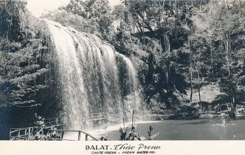 Thác Prenn trong một bưu ảnh đầu thập niên 1950. Ảnh: Public Domain.