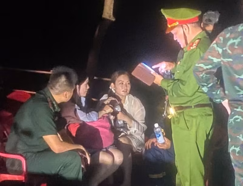 Ngày 13/10, Đồn Biên phòng Sơn Trà, Bộ đội Biên phòng TP Đà Nẵng cho biết đã giải cứu thành công 2 nữ du khách đến từ TP Uông Bí Quảng Ninh đi lạc trên núi Sơn Trà. Ảnh: Biên phòng Sơn Trà.