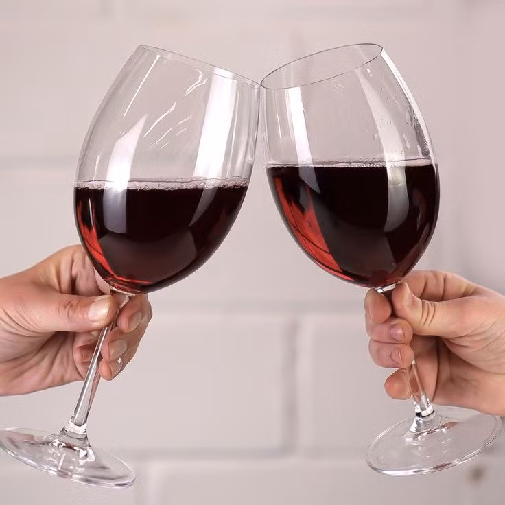  12. Rượu vang (Vinum). Rượu vang là thức uống phổ biến và quan trọng trong văn hóa ẩm thực La Mã cổ đại. Người La Mã pha loãng rượu vang với nước và thêm gia vị hoặc thảo mộc để tạo ra hương vị độc đáo. Họ cũng ủ rượu vang từ các loại trái cây khác nhau, không chỉ từ nho, để đa dạng hóa hương vị. Ảnh: Pinterest.