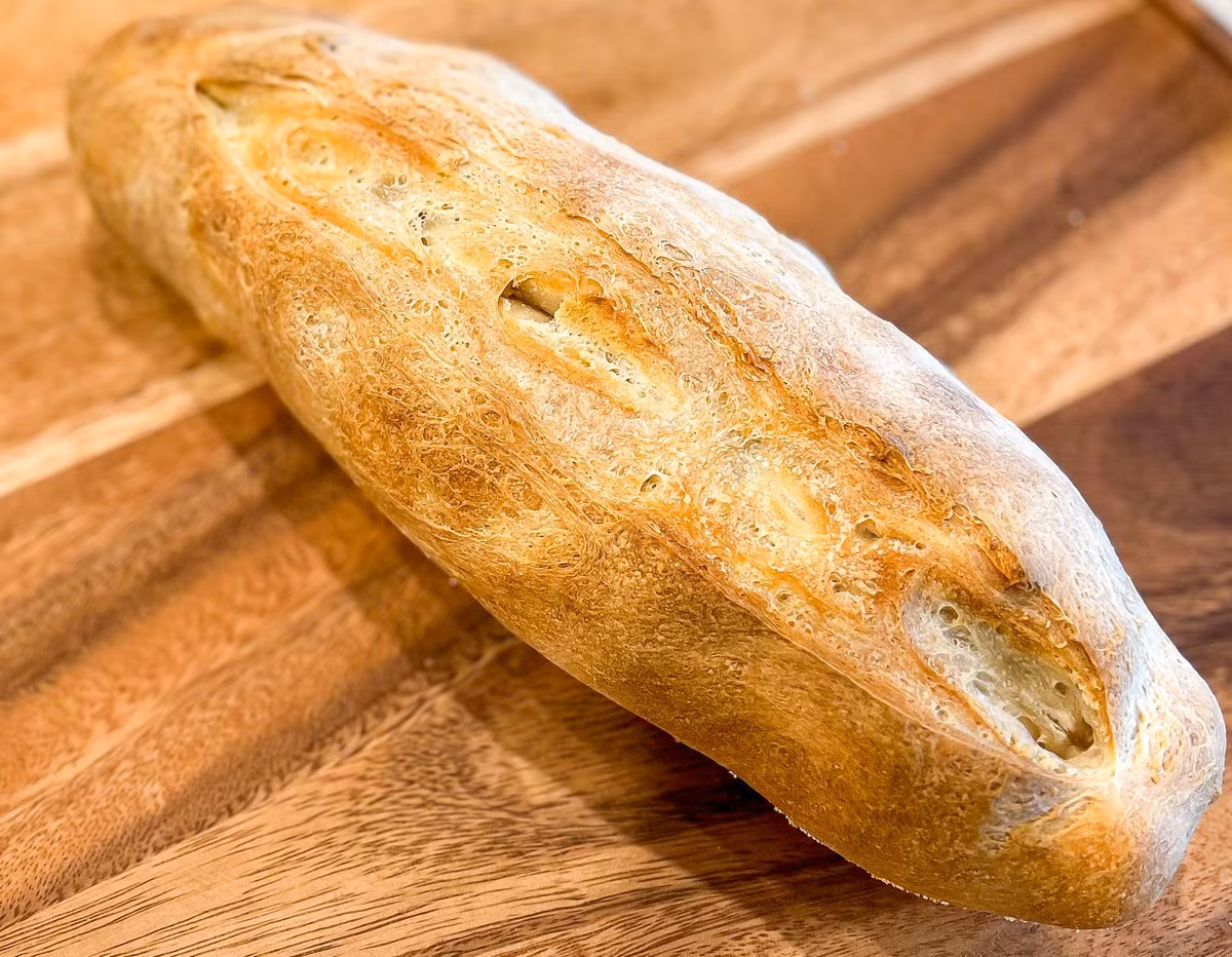  1. Bánh mì (10.000 năm TCN). Nguồn gốc: Trung Đông. Lịch sử: Bánh mì là một trong những thực phẩm lâu đời nhất, có từ thời kỳ đầu của nền văn minh nông nghiệp. Bánh mì ban đầu là bánh phẳng và làm từ ngũ cốc đơn giản như lúa mạch hoặc lúa mì. Ảnh: Pinterest.