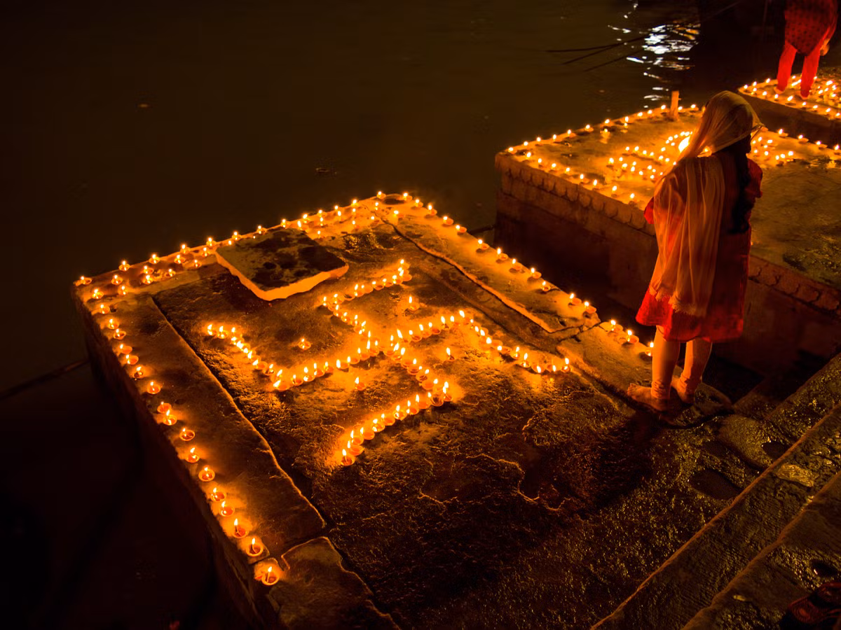  6. Swastika trong Kỳ Na giáo (Jainism). Trong Kỳ Na giáo, swastika là một biểu tượng quan trọng, đại diện cho bốn trạng thái mà một linh hồn có thể luân hồi: sinh vật thiên đàng, con người, động vật, và linh hồn dưới địa ngục. Nó cũng tượng trưng cho con đường đến sự giải thoát của linh hồn. Ảnh: Pinterest.