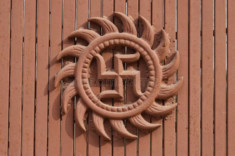  5. Swastika trong Phật giáo. Trong Phật giáo, đặc biệt là tại Ấn Độ, Tây Tạng, và Nhật Bản, biểu tượng swastika có ý nghĩa thiêng liêng và biểu thị sự may mắn, tâm linh và sự vĩnh cửu. Biểu tượng này thường xuất hiện trên hình tượng của Đức Phật hoặc trên các bức tranh Mandala. Ảnh: Pinterest.