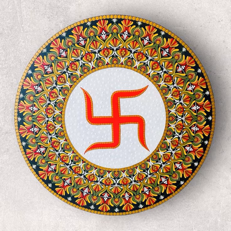  2. Biểu tượng của sự may mắn và thịnh vượng. Trong văn hóa Ấn Độ, swastika thường được coi là một biểu tượng của sự thịnh vượng, may mắn và phúc lành. Nó xuất hiện trên các vật phẩm, kiến trúc, và trong các nghi lễ tôn giáo để cầu chúc sự an lành và thành công. Ảnh: Pinterest.