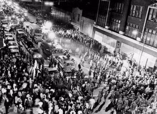 Tháng 8/1968, khi Đại hội Đại biểu Toàn quốc Đảng Dân chủ tại Chicago đề cử Phó chủ tịch Lyndon Johnson làm ứng viên tổng thống, đụng độ đã xảy ra giữa hàng nghìn sinh viên và cảnh sát nổ ra tại một công viên gần đó. Toàn bộ sự kiện được phát trên truyền hình.