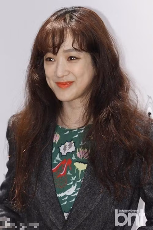 Jung Ryeo Won: Nữ diễn viên Tôi là Kim Sam Soon Jung Ryeo Won từng gây ấn tượng với khán giả nhờ gương mặt sáng và nụ cười rạng rỡ. Tuy nhiên, cũng do "nghiện" phẫu thuật thẩm mỹ, nụ cười tỏa nắng xưa kia của Jung Ryeo Won đã hoàn toàn biến mất. Thay vào đó, cô khiến khán giả cảm thấy "rùng mình" mỗi khi xuất hiện với khuôn mặt biến dạng, nhăn nheo và sưng phồng.