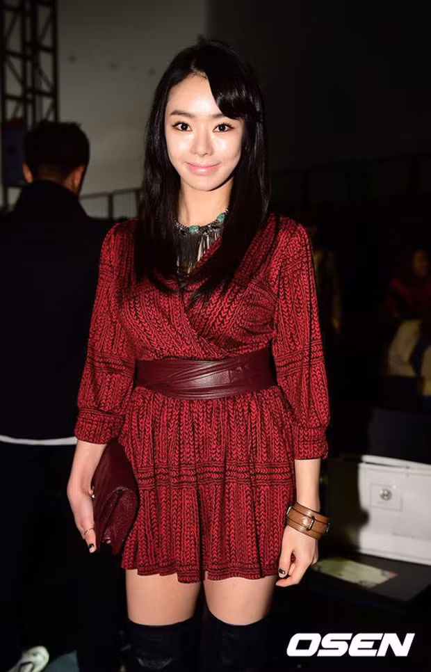 Seo Woo: Nổi tiếng nhờ vai diễn trong bộ phim truyền hình Chị gái lọ lem, Seo Woo được khán giả yêu thích nhờ ngoại hình trong sáng, đặc biệt là đôi mắt to tròn như búp bê và nụ cười ngọt ngào, đáng yêu. Tuy nhiên, quyết định trùng tu nhan sắc của nữ diễn viên lại mang đến hậu quả đáng tiếc cho cô. Do quá lạm dụng phẫu thuật thẩm mỹ, từ làm mũi, bơm botox đến cắt mí, bơm môi... gương mặt Seo Woo trở nên đơ cứng, đánh mất thiện cảm của khán giả.