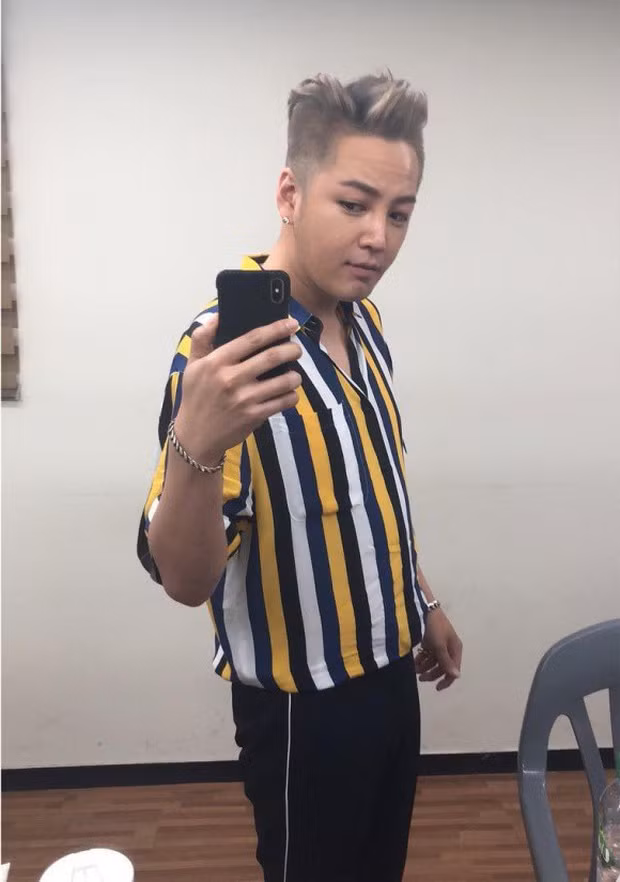 Jang Geun Suk: Sau khi thể hiện thành công vai diễn mỹ nam Hwang Tae Kyung của bộ phim truyền hình Cô nàng đẹp trai năm 2009, Jang Geun Suk trở thành hiện tượng khắp châu Á, là hình mẫu trong mơ của nhiều cô gái. Với gương mặt thanh tú, hài hòa, nam diễn viên thường xuyên góp mặt trong danh sách những diễn viên điển trai nhất Hàn Quốc. Tuy nhiên, sau vài năm vắng bóng màn ảnh nhỏ để tập trung cho việc kinh doanh, Jang Geun Suk tái xuất với ngoại hình xồ xề, phát tướng cùng vòng hai quá khổ khiến người hâm mộ vô cùng thất vọng. Sự nghiệp diễn xuất đi xuống chính là nguyên nhân khiến anh không chăm chút đến ngoại hình, đánh mất hình ảnh nam thần khi xưa.