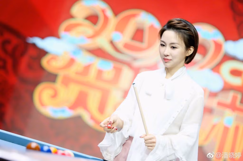 Ở tuổi 38, nữ cơ thủ vẫn giữ được nét đẹp như thời đôi mươi. Khi 16 tuổi, Hiểu Đình giành chức vô địch nội dung 9 bóng tại giải đấu ở Bắc Kinh. Hai năm tiếp theo, cô thống trị các giải quốc nội với 6 chức vô địch liên tiếp. Với việc thâu tóm mọi danh hiệu, Hiểu Đình được mệnh danh là "nữ hoàng billiards 9 bóng Trung Quốc".