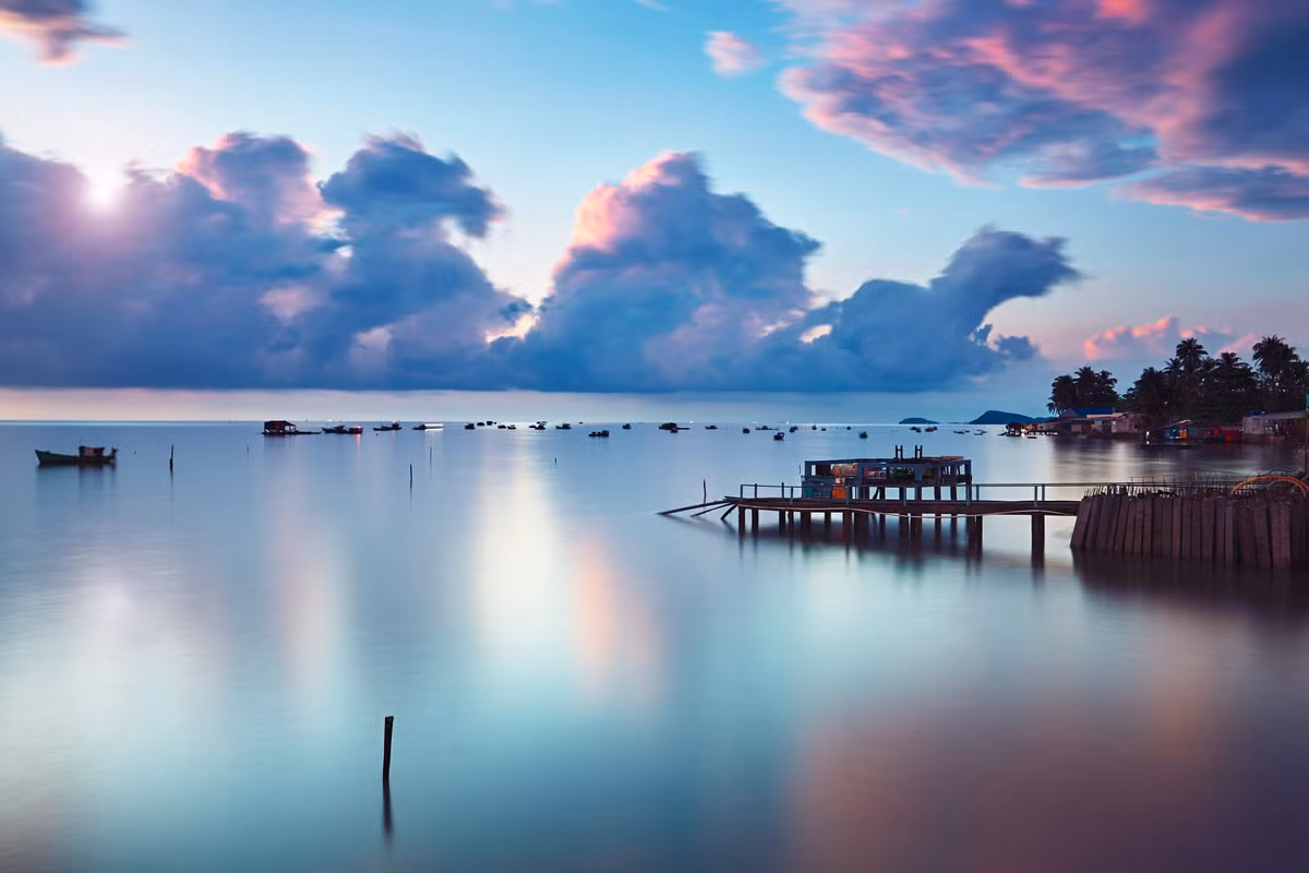 Buổi bình mình đẹp như tranh vẽ ở Phú Quốc. Ảnh: Jaromír Chalabala / 500px.com.