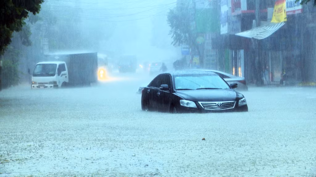 Mưa lớn trong sáng nay cũng đã gây ngập úng nhiều khu vực dân cư trên địa bàn TP Cẩm Phả. Đặc biệt tại phường Cửa Ông, nước ngập nhiều tuyến đường đô thị và gây ngập gần 1m Trường Tiểu học Trần Quốc Toản. (Nhiều xe ô tô chết máy trên đường nội thị phường Cửa Ông)