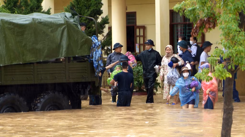 Mưa lớn trong sáng nay cũng làm nước hồ Cao Vân dâng cao và chảy tràn xuống khu vực hạ lưu, tiềm ẩn nguy cơ sạt lở Tỉnh lộ 326. (Xe ô tô quân sự cũng được huy động để đưa học sinh về nhà)