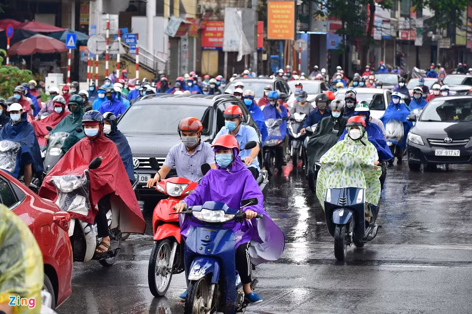 Đường Cầu Giấy đoạn nút giao Láng - Bưởi lúc 7h55. Ảnh: Nhật Sinh.