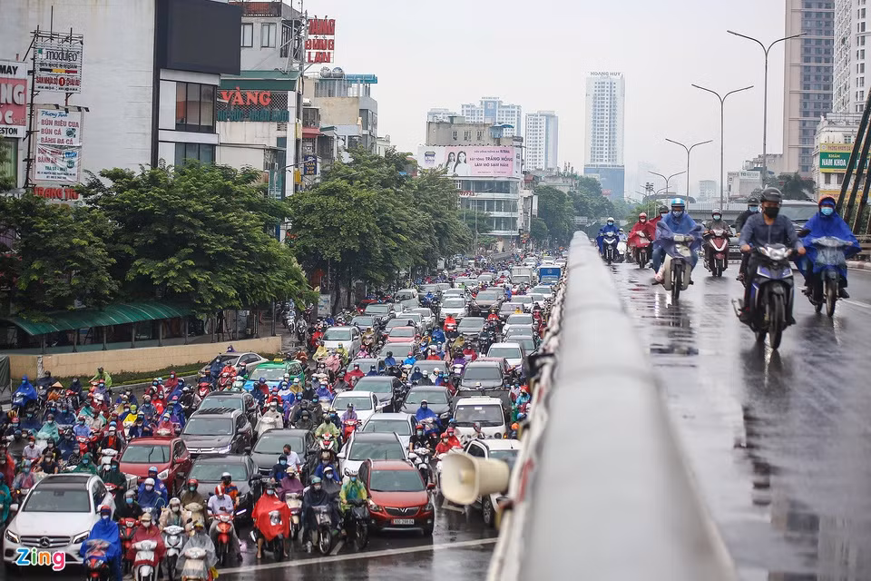 Ngã tư Nguyễn Trãi - Trường Chinh nhìn từ cầu vượt Ngã Tư Sở (quận Đống Đa). Các phương tiện bị ùn tắc kéo dài gần 1 km. Ảnh: Đức Anh.