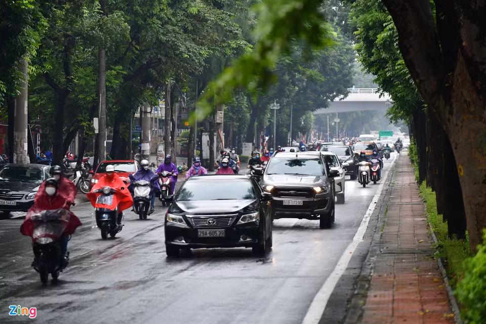 Đường Hoàng Quốc Việt có lưu lượng xe cộ thưa thớt hơn so với các tuyến huyết mạch xung quanh đó. Ảnh: Nhật Sinh.