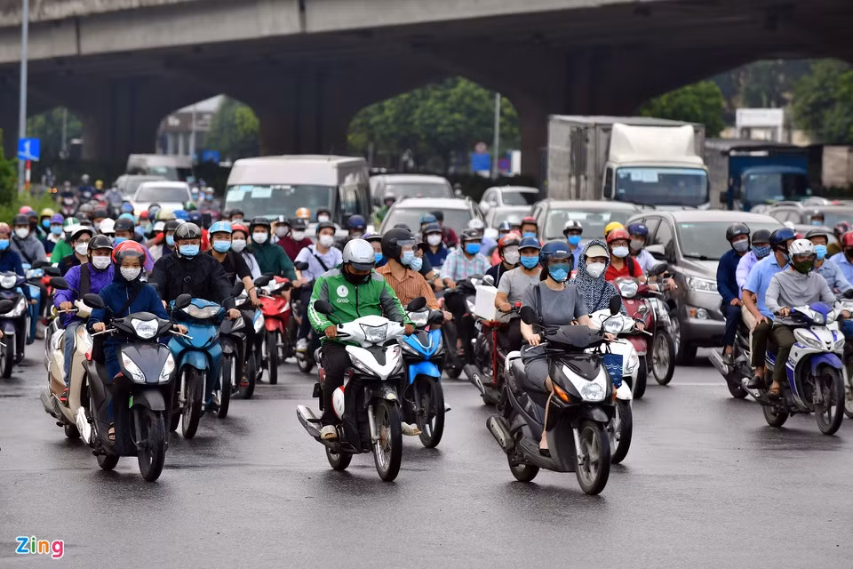 Lúc 7h10, phương tiện di chuyển ngã tư Phạm Hùng - đại lộ Thăng Long cũng đông đúc. Ảnh: Nhật Sinh.