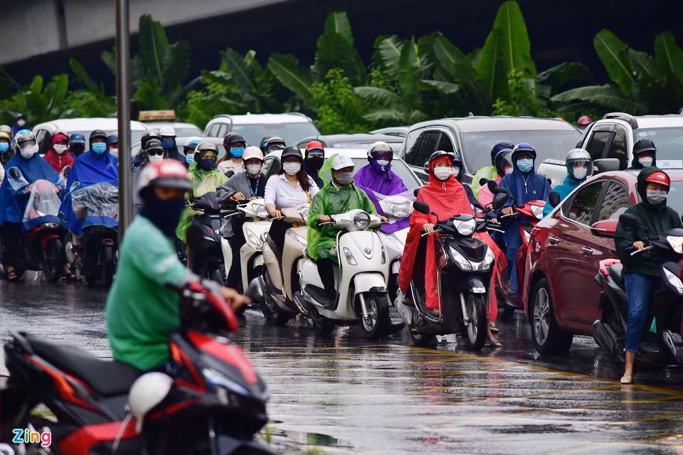 8h25 tại ngã tư Phạm Hùng - Nguyễn Hoàng (quận Nam Từ Liêm). Nhiều người không kịp đến nơi làm việc vì đường bị ùn tắc khá dài. Ảnh: Nhật Sinh.