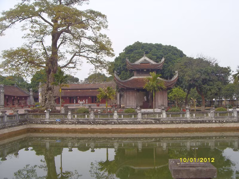 Hai bên là Gác chuông, Gác Trống đối xứng nhau, nằm phía hai đầu hồi nhà giải vũ. Kiến trúc thiết kế lầu chuông, lầu trống ở đây có dáng dấp giống thủy đình dùng làm nơi múa rối nước. Phía trước là hồ nước trong xanh với hàng cau thẳng tắp.