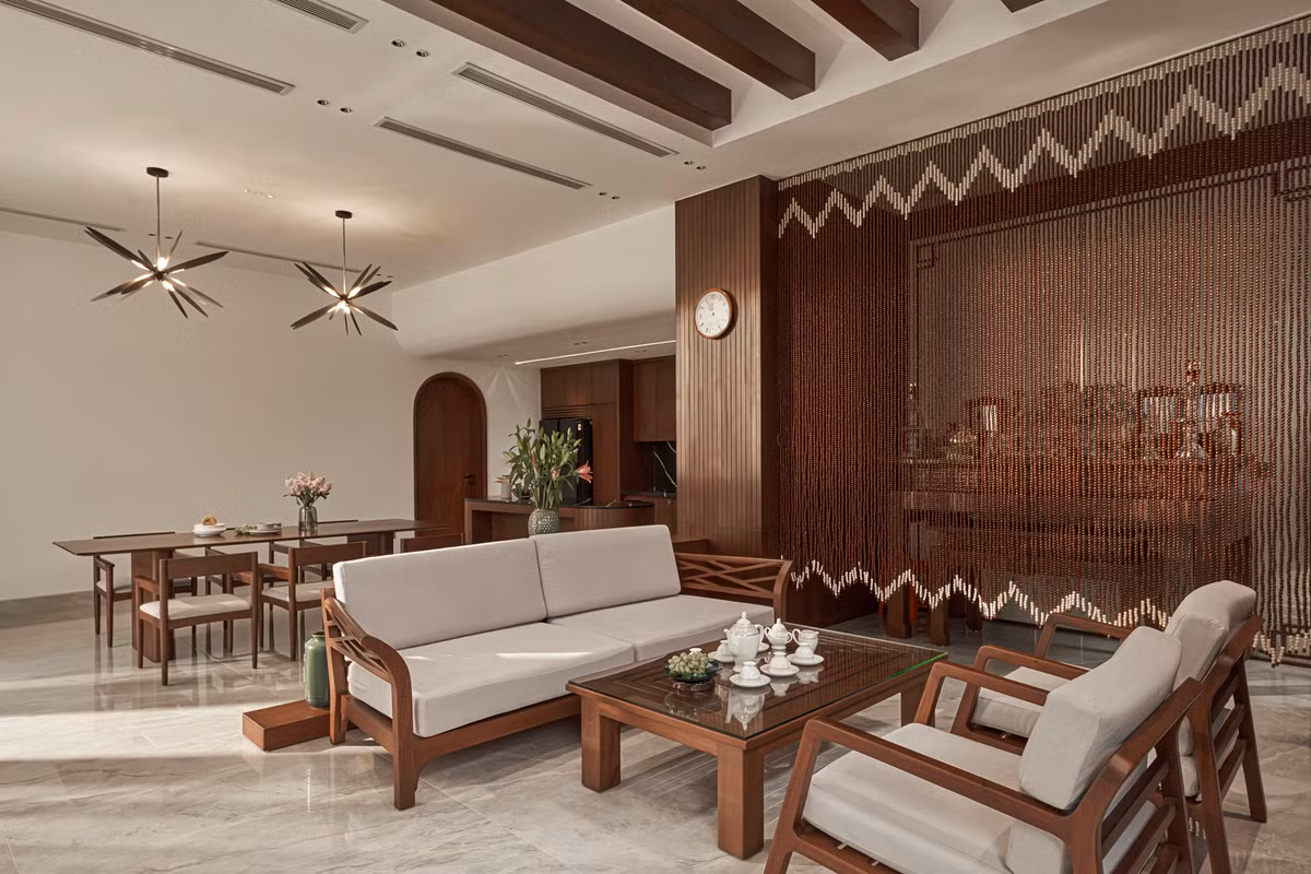 Nội thất trong nhà mang phong cách đơn giản, mộc mạc nhưng vẫn đảm bảo yếu tố thẩm mỹ. Sử dụng gỗ tự nhiên mang lại cảm giác ấm cúng. Khu vực thờ được thiết kế trang trọng, kín đáo, ẩn sau những tấm rèm phòng khách.