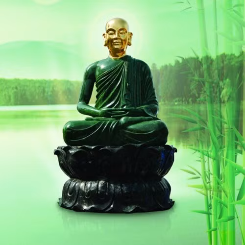Sử sách ghi lại, lúc sinh thời vua là người rất thông minh hiếu học, đọc hết các sách vở, thông suốt nội điển và ngoại điển. Ông đã viết nhiều tác phẩm có giá trị, nhưng đáng tiếc phần lớn đều đã thất lạc, chỉ còn lại 25 bài thơ chép trong Việt âm thi tập và Toàn Việt thi lục. Ảnh: Tượng ngọc của Phật hoàng Trần Nhân Tông được tôn tạc tại chùa Vĩnh Nghiêm.