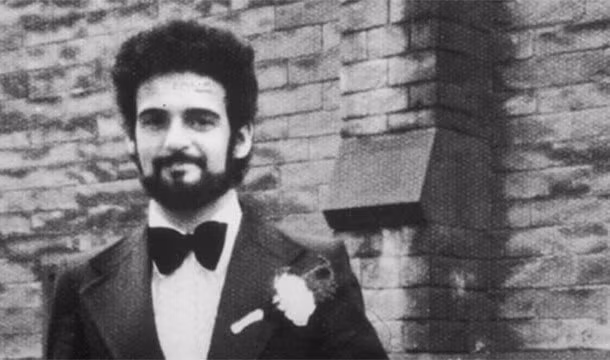 12. Vào năm 1981, tên sát nhân Peter William Sutcliffe của Anh đã bị kết tội giết 13 phụ nữ và mưu sát 7 người khác. Nhắm vào mục tiêu là gái mại dâm ở khu vực Leeds và Bradford, hắn đã gây ra một bầu không khí sợ hãi trên khắp miền Bắc nước Anh. Ông đã bị kết án tù chung thân, hiện tại hắn đang được quản chế trong bệnh viện tâm thần Broadmoor.