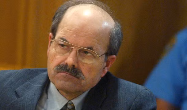 6. Tên sát nhân Dennis Raider đã sát hại 10 người trong bang Kansas, Mỹ từ năm 1974 - 1991. Hắn thường rình rập các nạn nhân trước khi đột nhập vào nhà của họ, sau đó khống chế, trói chân tay trước khi bóp cổ nạn nhân đến chết. Dennis Raider đã không bị phát hiện cho đến khi hắn gửi một đĩa mềm cho báo giới để thú tội. Hắn đã bị tuyên 10 án tù chung thân.