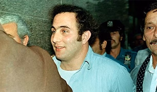 1. Vào mùa hè năm 1976, gã sát nhân David Berkowitz đã sử dụng một khẩu súng lục bắn chết 6 người và làm bị thương 7 người khác ở New York, Mỹ. Hắn còn gửi hàng loạt lá thư khiêu khích cảnh sát và báo giới, tuyên bố sẽ tiếp tục các vụ nổ súng của mình. Cuối cùng hắn bị bắt vào tháng 8/1977 và bị kết án 25 năm tù cho mỗi tội danh giết người.