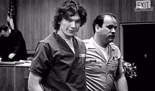 13. Là kẻ tôn thờ quỷ Satan, sát thủ người Mỹ Ricardo Leyva Muñoz Ramírez Ramirez đã đột nhập vào rất nhiều ngôi nhà để bắn, đâm, cưỡng hiếp và cắt xẻo thi thể các nạn nhân của mình, từ trẻ em 9 tuổi cho đến một cặp vợ chồng 60 tuổi. Hắn bị bắt và kết án tử hình năm 1985, nhưng được bảo lưu cho tới khi chết trong nhà tù vào tháng 6/2013.