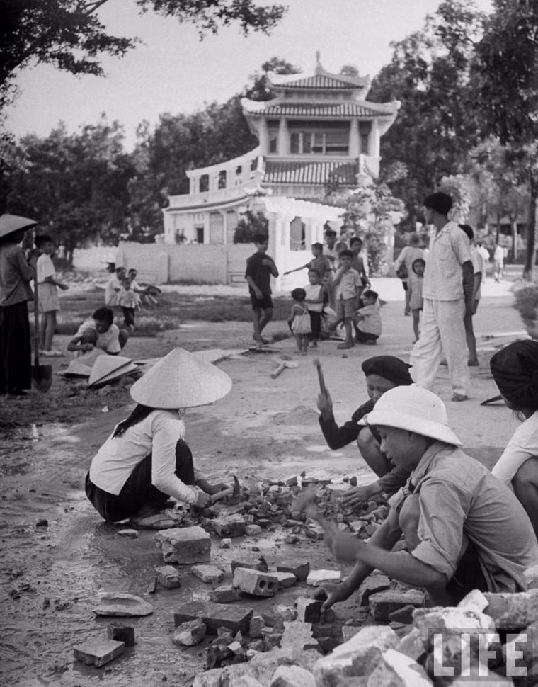 Sửa đường ven bờ hồ Hoàn Kiếm, gần nhà Thủy Tạ, Hà Nội.