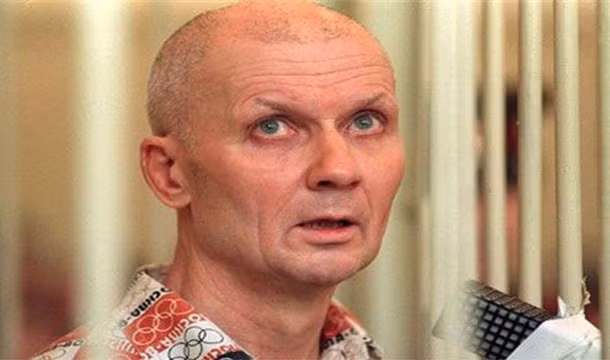 19. Chikatilo là một kẻ giết người hàng loạt nổi tiếng của Liên Xô. Hắn đã tấn công tình dục, giết và cắt xẻo cơ thể của ít nhất 52 phụ nữ và trẻ em ở Nga từ năm 1978 - 1990. Hắn đã bị bắt và tuyên án tử hình năm 1992. Trong quá trình xét xử, người nhà các nạn nhân đã đề nghị tòa án thả tự do cho Chikatilo để họ có thể tự tay giết hắn.