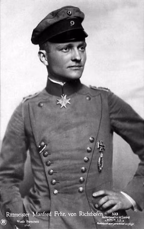 “Nam tước Đỏ” là biệt danh của Manfred von Richthofen - phi công máy bay chiến đấu nổi tiếng nhất mọi thời đại. Phục vụ quân Đức trong Chiến tranh thế giới I, ông đã bị bắn xuyên tim và phổi trong một trận không chiến nhưng vẫn điều khiển máy bay hạ cánh thành công và chết ngay sau đó. “Nam tước Đỏ” đã được kẻ thù chôn cất bằng nghi thức danh dự của quân đội với nhiều vòng hoa bày tỏ sự kính trọng, một điều hi hữu trong lịch sử các cuộc chiến tranh.