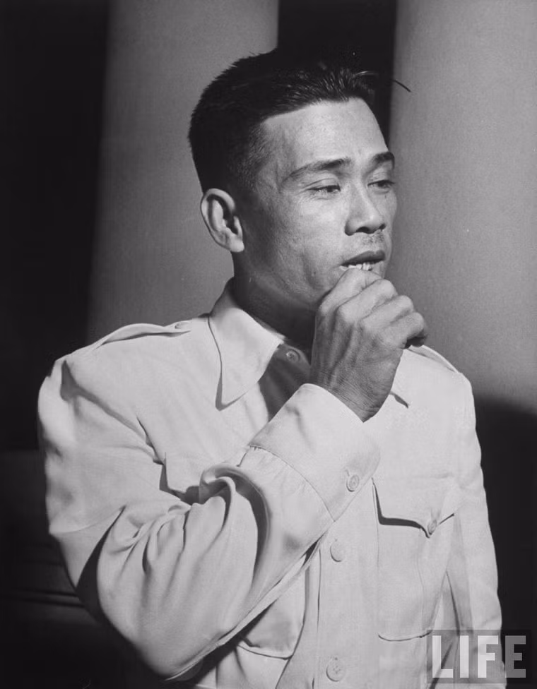 Chân dung Bảy Viễn, một tướng cướp lừng danh trước năm 1945, về sau tham gia tổ chức lực lượng vũ trang chống Pháp, sau ly khai trở về hợp tác với chính quyền Bảo Đại. Bảy Viễn cũng là thủ lĩnh của lực lượng Bình Xuyên chống đối và bị Ngô Đình Diệm dẹp tan vào năm 1955.