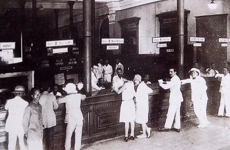 Phía bên trong bưu điện.