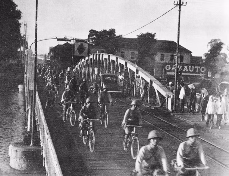 Quân Nhật Bản tiến vào Sài Gòn qua cầu Khánh Hội năm 1941.