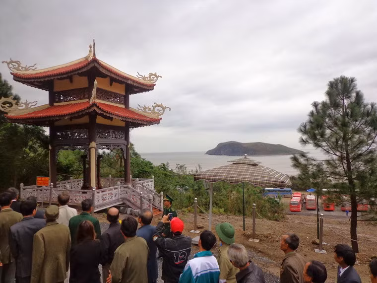 Nơi an táng Đại tướng Võ Nguyên Giáp trở thành vấn đề được cả đất nước quan tâm sau khi vị Đại tướng huyền thoại qua đời ngày 4/10/2013. Cuối cùng, khu vực Vũng Chùa – Đảo Yến (xã Quảng Đông, huyện Quảng Trạch, Quảng Bình), nơi có cảnh quan và địa thế đẹp đã được chọn làm nơi an nghỉ ngàn thu của Người.