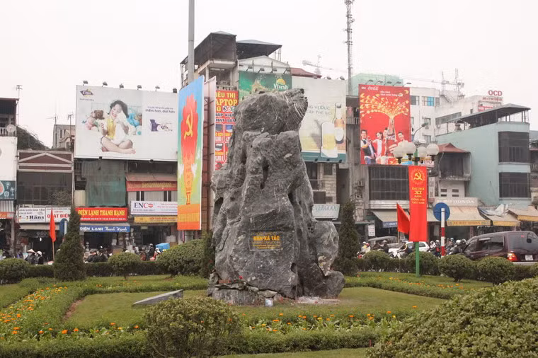 Được đưa ra đầu năm 2013, kế hoạch xây cầu vượt 4 làn qua vị trí đàn Xã Tắc ở Hà Nội đã gây tranh cãi gay gắt trong giới nghiên cứu lịch sử, văn hóa ở Việt Nam. Luồng ý kiến phản đối cho rằng việc xây cầu vượt là “ đi trên đầu tổ tiên”, trong khi những người ủng hộ nhấn mạnh những ý nghĩa về mặt giao thông nếu công trình này được xây dựng. Ảnh: Internet.