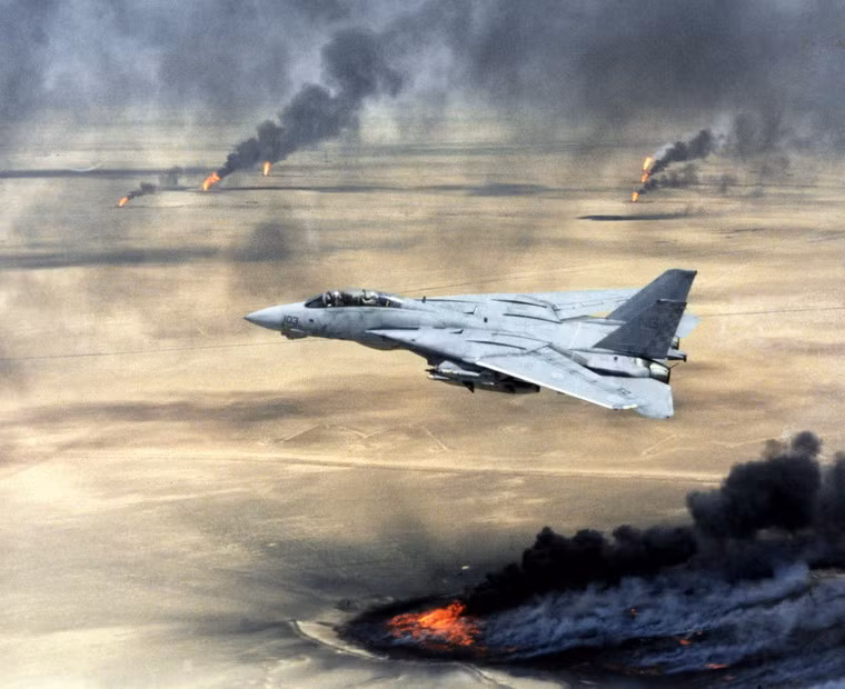 Trong cuộc chiến tranh vùng vịnh ở Iraq năm 1991, chiến dịch không quân do Mỹ và NATO tiến hành đã sử dụng những công nghệ quân sự mới nhất như máy bay tàng hình và vũ khí dẫn đường chính xác. Các vũ khí này đã phát huy hiệu quả đáng kinh ngạc, gây cho quân đội Iraq những tổn thất khổng lồ. Nhiều bài học đắt giá về hình thái chiến tranh hiện đại đã được rút ra sau cuộc chiến này.