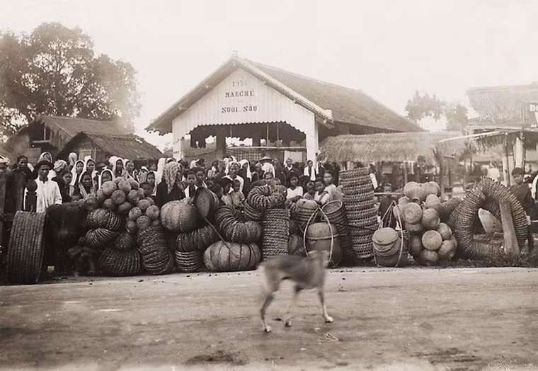 Chợ Suối Sâu ở Trảng Bàng, Tây Ninh, thập niên 1920-1930. Ảnh: Leon Busy.