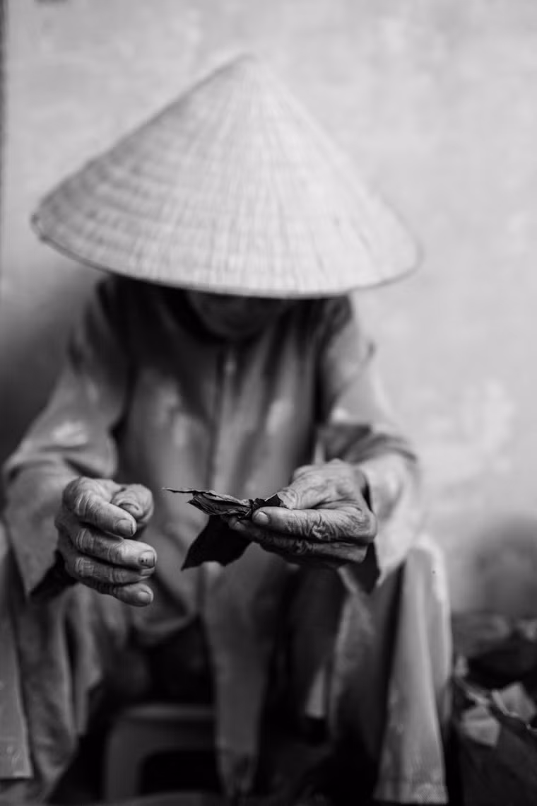 Bà cụ bán thuốc lá.