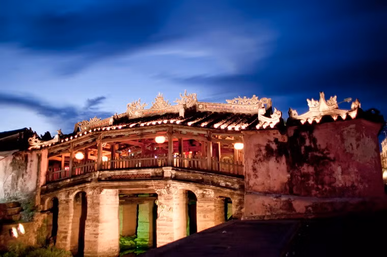 Chùa cầu Hội An lung linh trong buổi chiều tà.