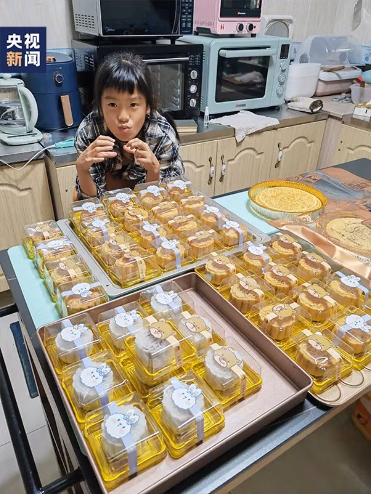 Kinh doanh banh ngot, co be 11 tuoi kiem tien trieu moi ngay-Hinh-3