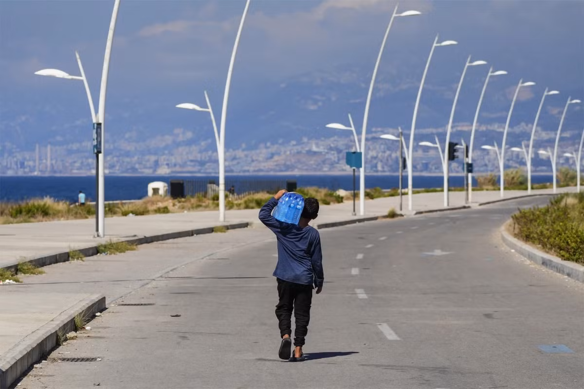 Người đàn ông đội ô trên đầu để che nắng khi di chuyển tại quận Eminonu, Istanbul, Thổ Nhĩ Kỳ, ngày 20/7/2023. (Ảnh: AP)