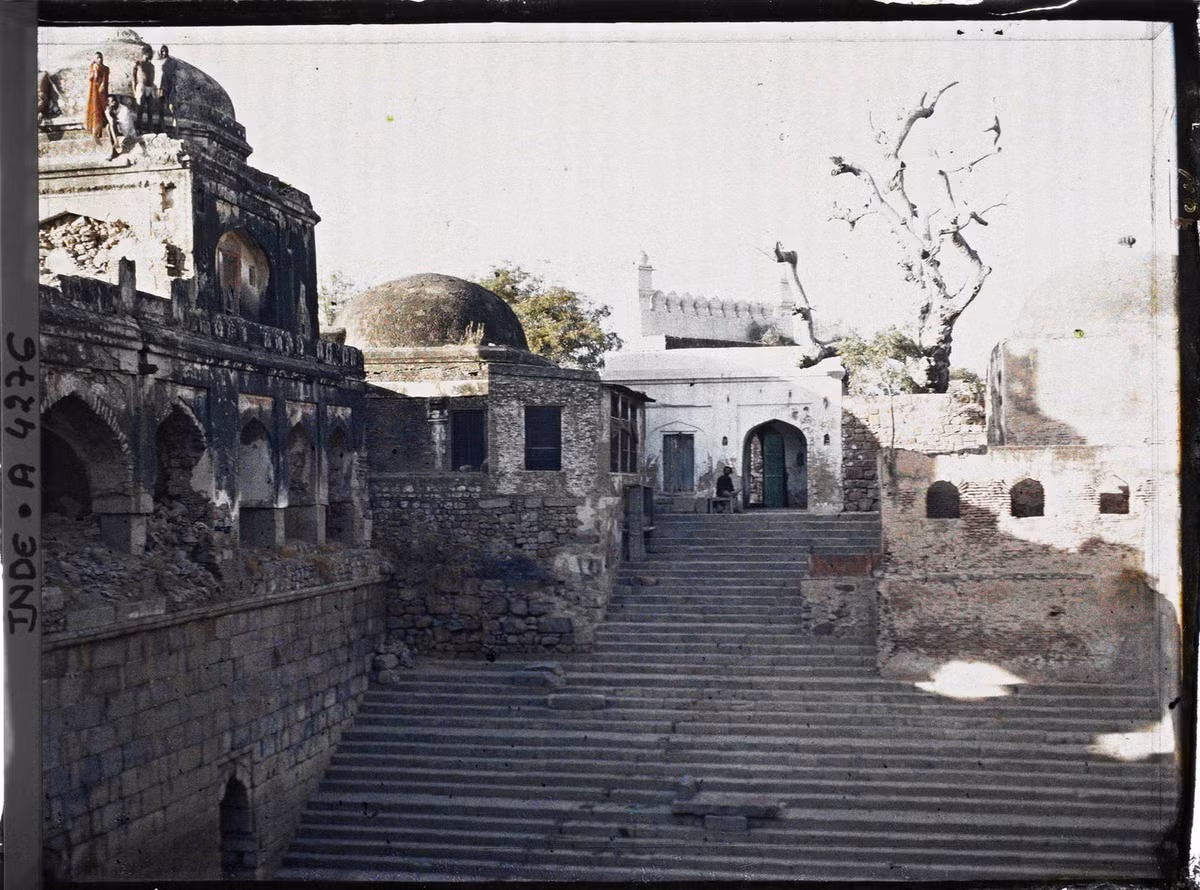 Trong khuôn viên lăng Nizamuddin. Những bậc thang dẫn xuống một cái giếng lớn.