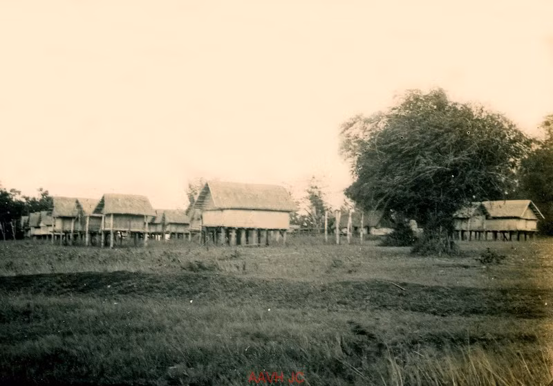 Khung cảnh tại một bản làng của đồng bào dân tộc Ba Na ở Kon Tum năm 1934. Ảnh: Aavh.org.