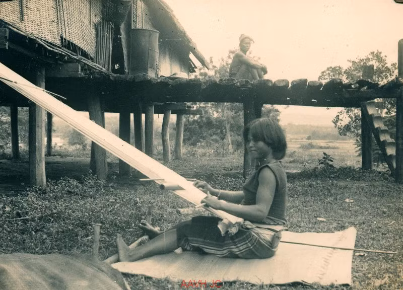 Thiếu nữ Ba Na dệt vải.