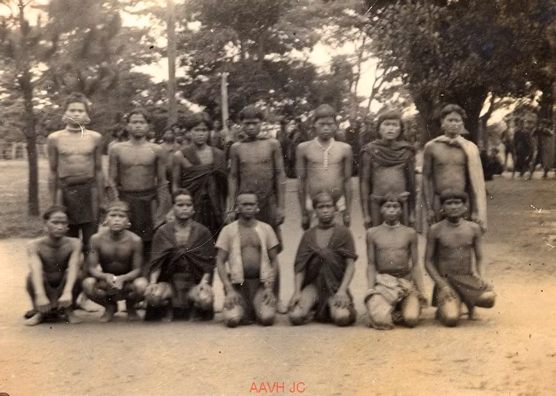 Một nhóm thanh niên địa phương.