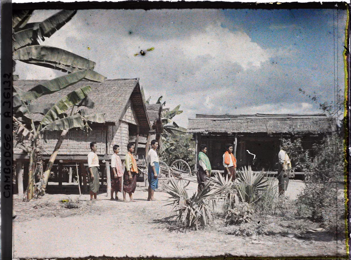 Các thanh niên mặc sampot đứng trên sân nhà tại một ngôi làng ở Đông Bắc Siem Reap, Campuchia năm 1921. Ảnh: Léon Busy/ Collections.albert-kahn.hauts-de-seine.fr.