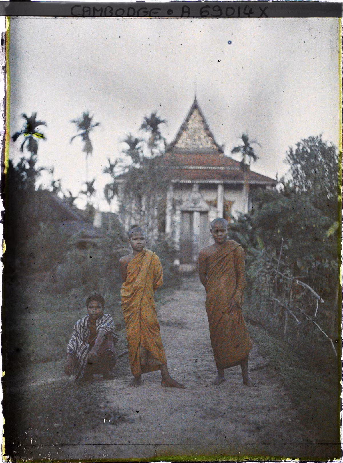 Hai nhà sư trẻ trước một ngôi chùa.